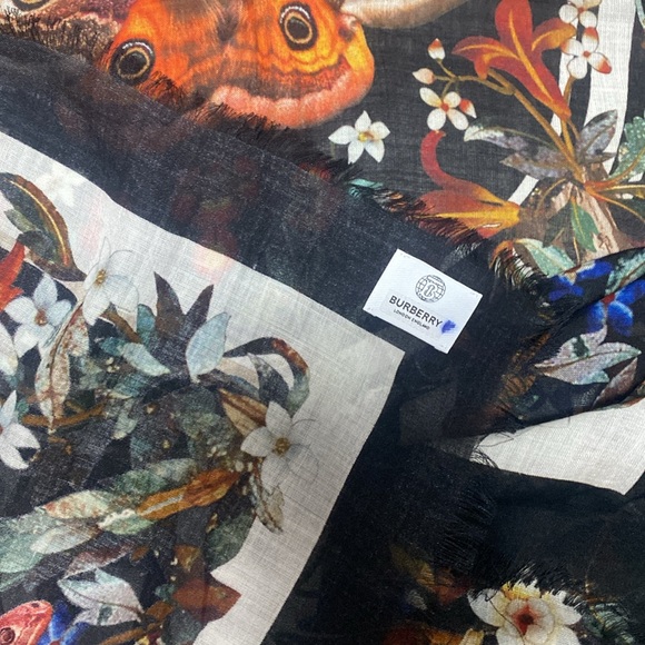 Authentic BNWT Burberry Wool and Silk Nature Scarf - Picture 2 of 5